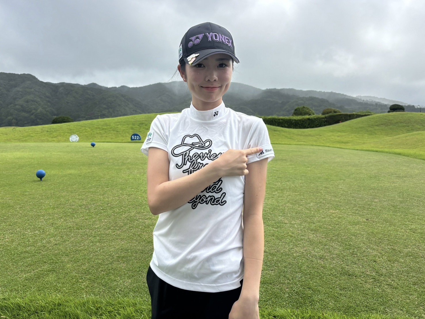 ウェアに掲出されたHEART & BRAIN INC.ロゴを指す平尾遥選手